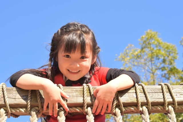 アスレチックで遊ぶ女の子